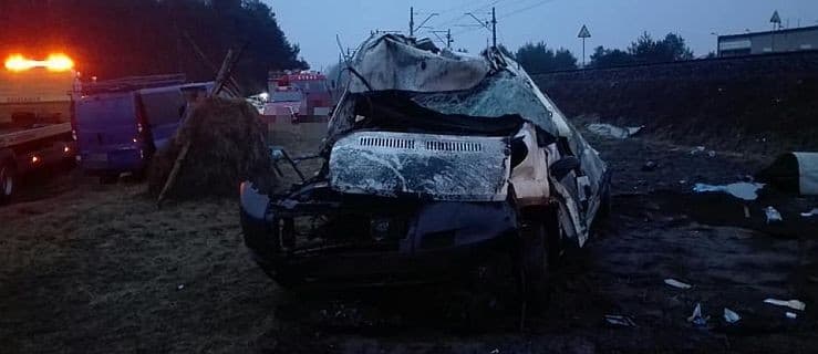 Auto dostawcze wjechało pod pociąg. Kierowca zginął. Pociągi wstrzymane