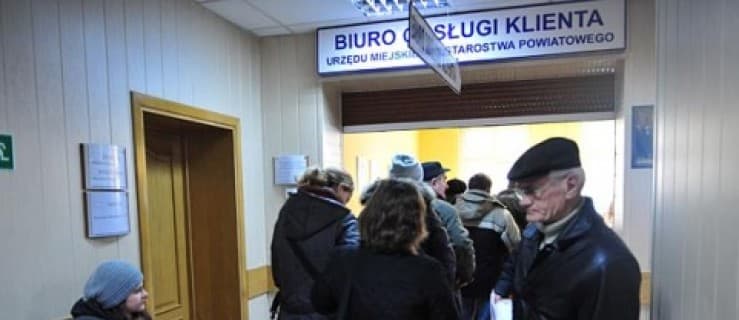 Kolejka z deklaracjami w urzędzie miejskim [WIDEO]