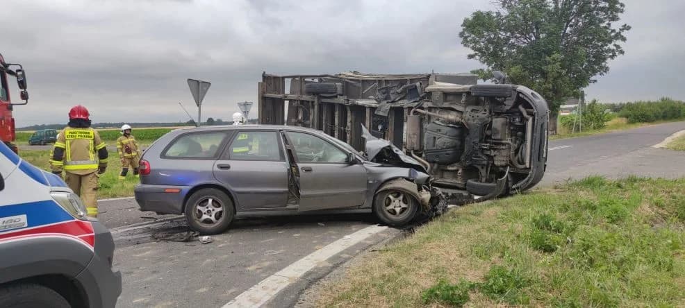 Zderzenie busa i auta osobowego na feralnym skrzyżowaniu DK 12 w Jaraczewie z drogą na Łukaszewo