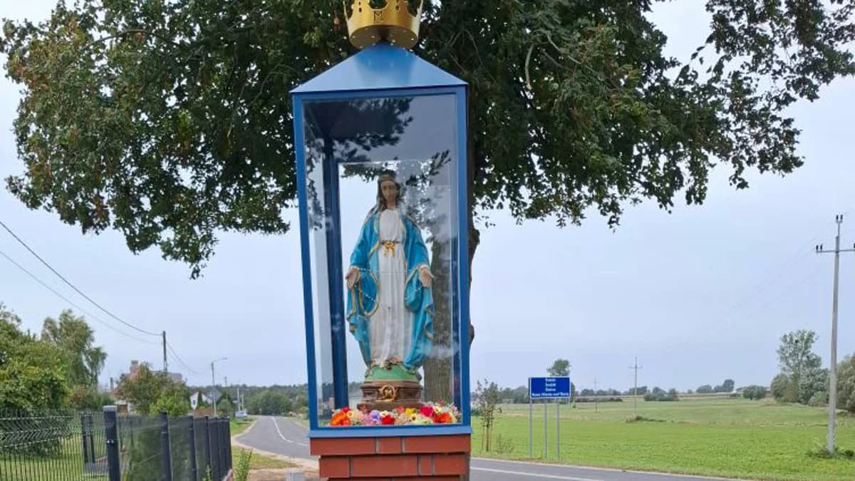 Po siostrach zakonnych pozostały dwie figurki Matki Bożej. Pierwsza stanęła w Mieszkowie, a druga w Osieku