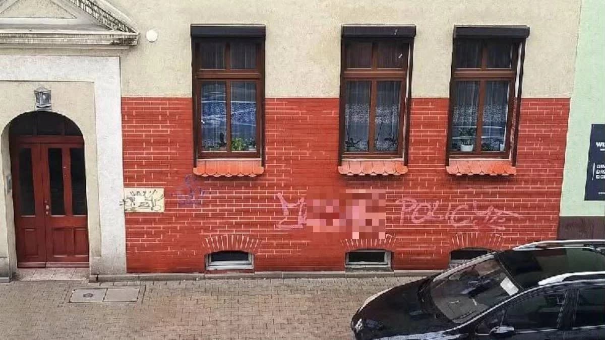 Wulgarny napis na kamienicy. Mieszkańcy: „Nikt nie reaguje”. Co na to właściciel budynku? [AKTUALIZACJA]