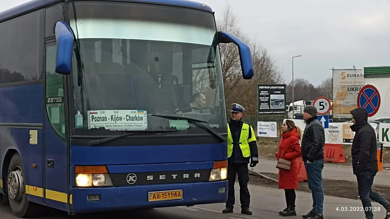 Jarocińscy policjanci pomagają na granicy uchodźcom z Ukrainy. Tam urodził się Tymek [ZDJĘCIA]