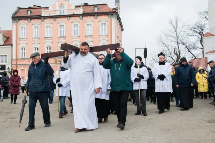 Wyruszyli z krzyżem przez miasto. Miejska Droga Krzyżowa w Jarocinie