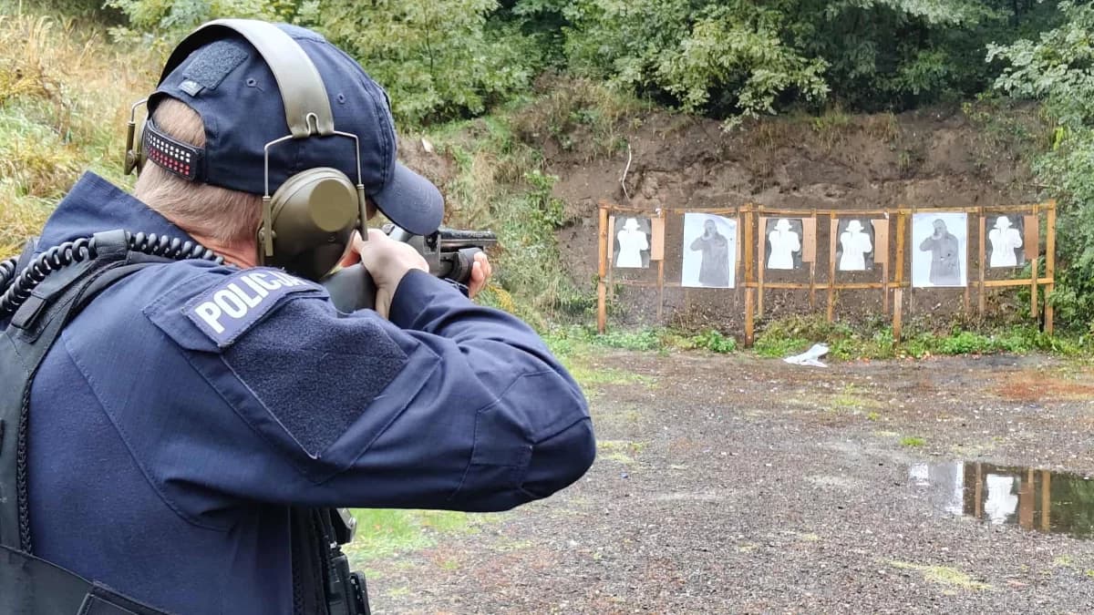 Funkcjonariusze pojechali na strzelnicę. "W swojej służbie policjanci mogą spotkać się z różnymi sytuacjami"