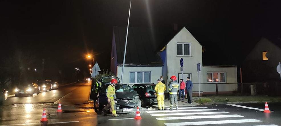 Zderzenie dwóch aut na skrzyżowaniu ulic Żerkowskiej i Maratońskiej