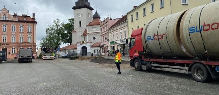 Rewitalizacja Jarocina: wielkie rury na rynku [WIDEO]