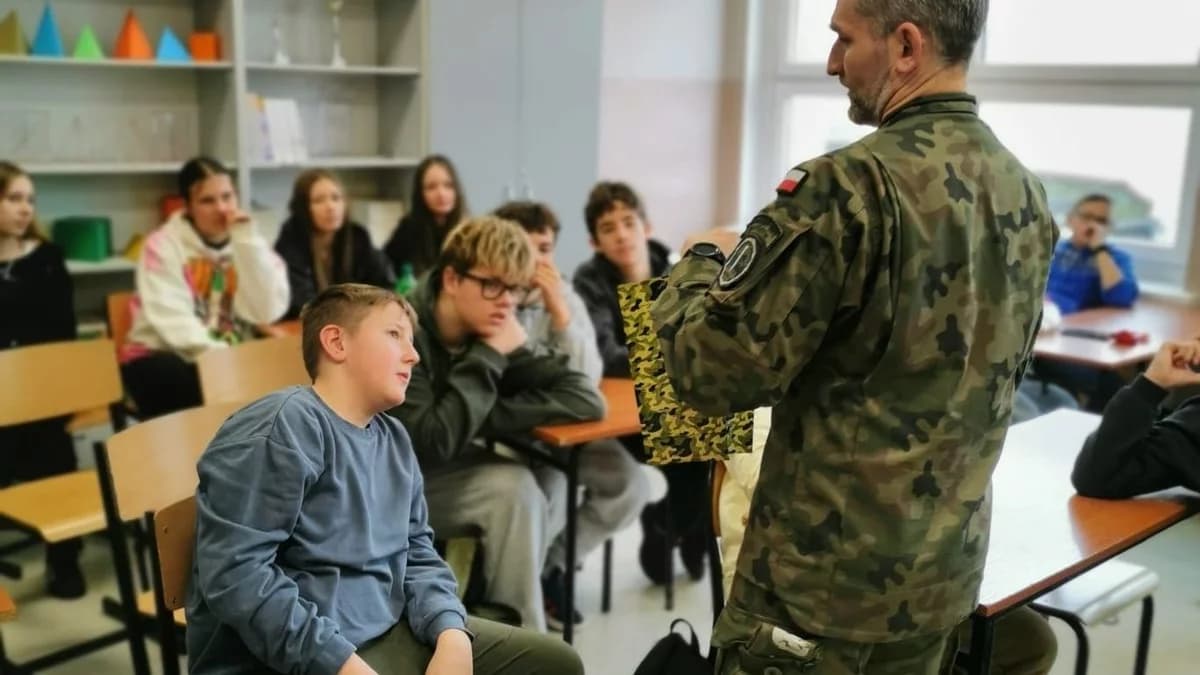 Żołnierze z 16. Jarocińskiego Batalionu Remontu Lotnisk szkolą uczniów [ZDJĘCIA]