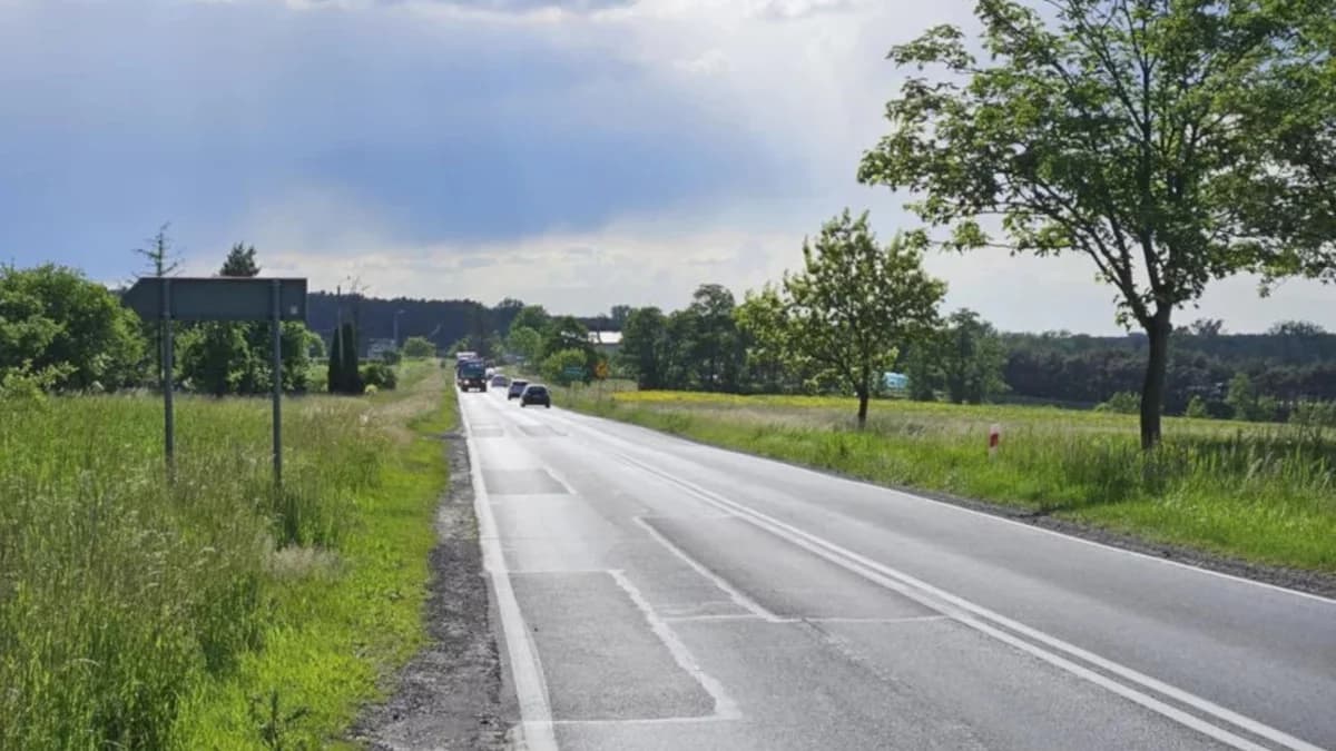 Niedawno zginął tam pieszy. Jest szansa na wybudowanie ścieżki rowerowej przy DK 12?