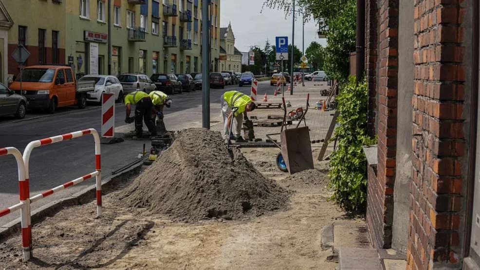 Drogowcy zabrali się za remont dziurawego chodnika w centrum Jarocina [ZDJĘCIA]