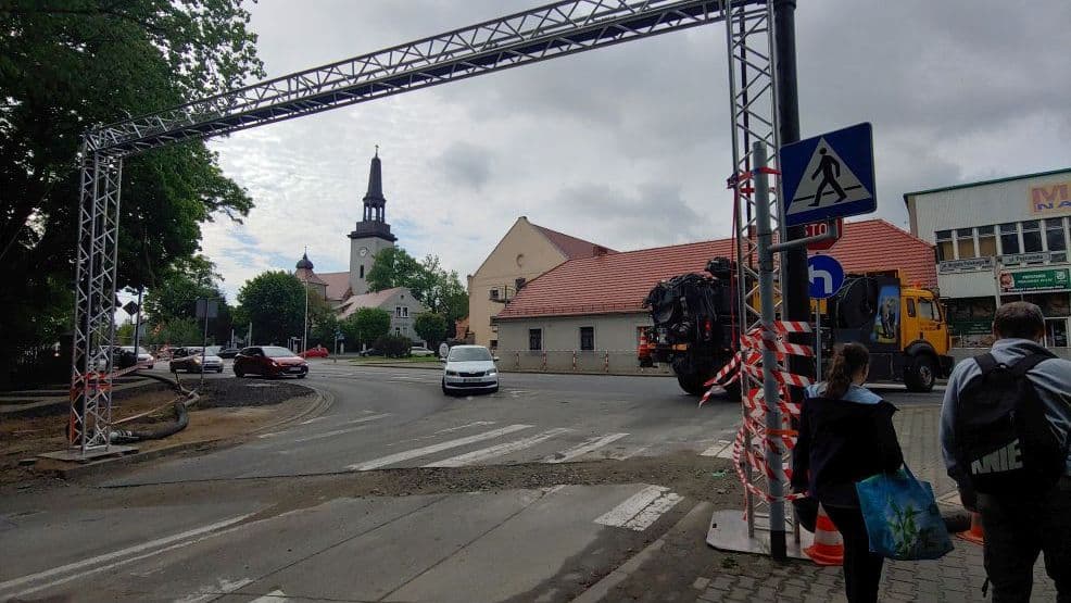 Co to za konstrukcja na skrzyżowaniu ul. Poznańskiej i Kasztanowej w Jarocinie? Brama na Boże Ciało? Łuk? Znamy odpowiedź