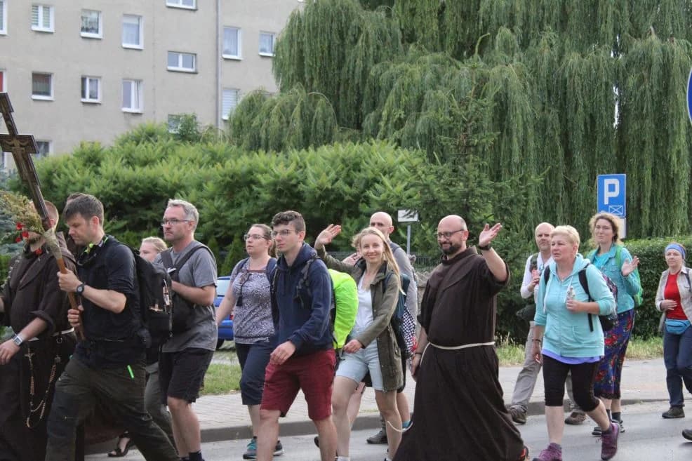 Pielgrzymi z Poznania dotarli wczoraj do Jarocina na nocleg. Dzisiaj wyruszyli w dalszą drogę [ZDJĘCIA]