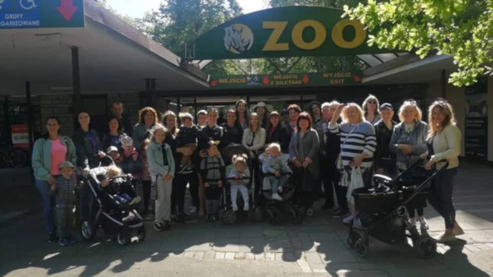 Matki z dziećmi z Domu Samotnej Matki w Dobieszczyźnie pojechały do poznańskiego ZOO