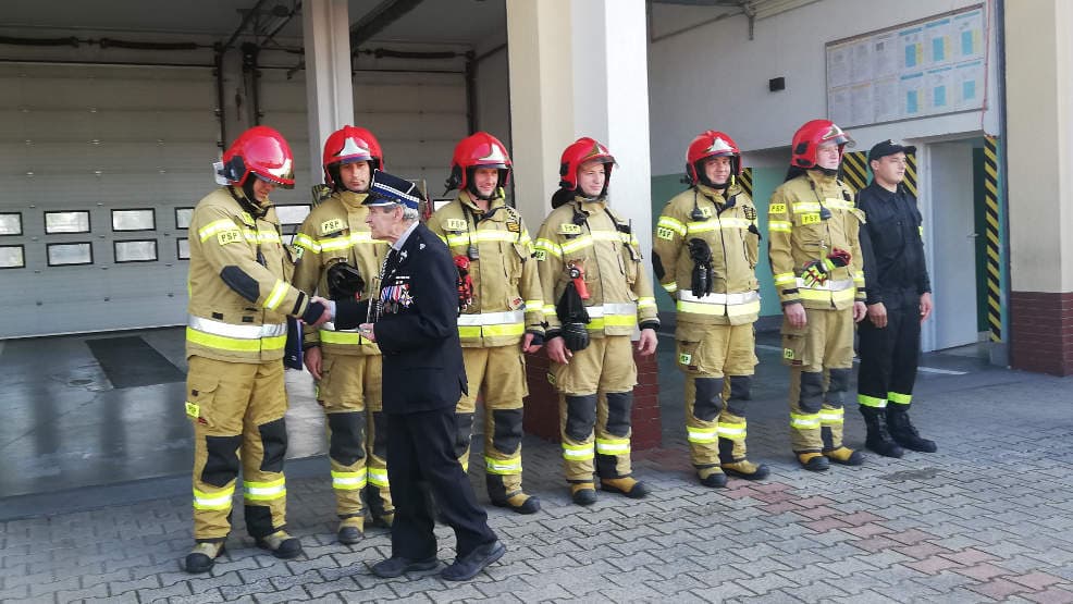 Sławoszew. Strażacy podziękowali swojemu kapelanowi. Ksiądz Jerzy Rychlewski odchodzi na emeryturę