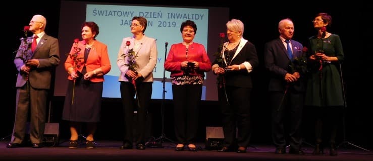 Odznaczenia dla seniorów i dyrektor biblioteki