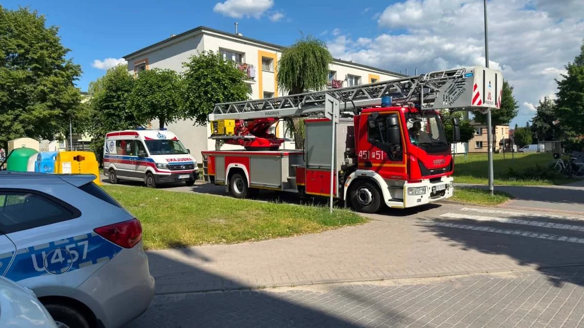 Akcja służb na osiedlu 1000-lecia w Jarocinie. Strażacy musieli siłowo otworzyć drzwi
