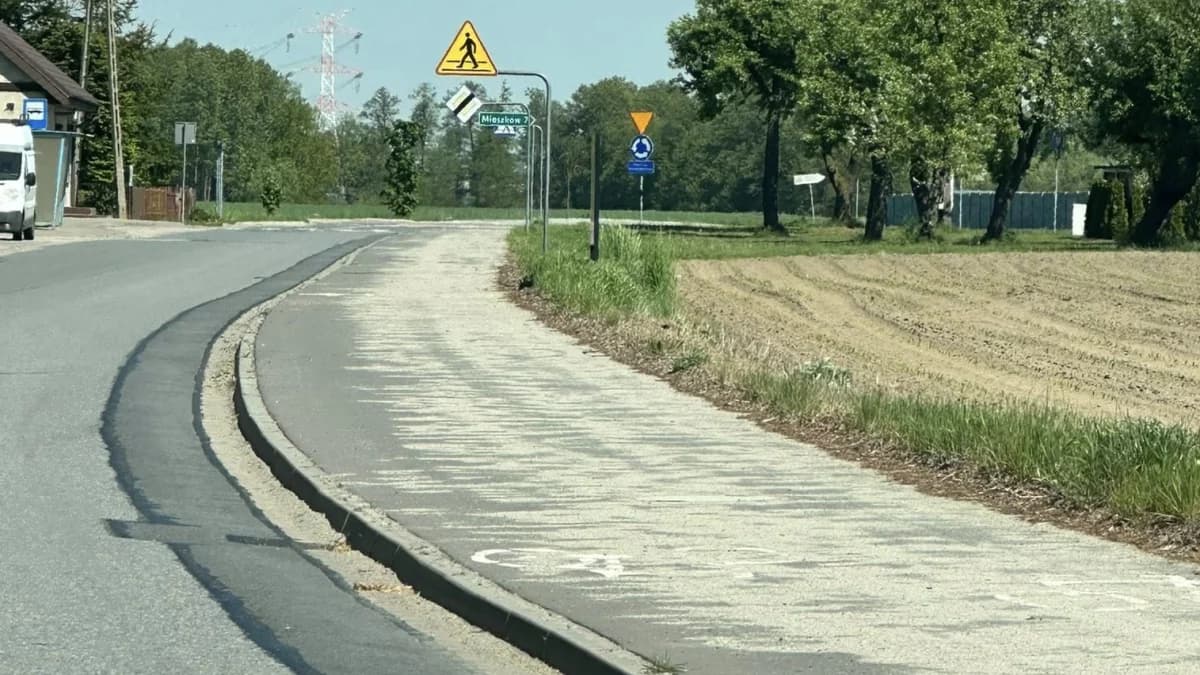 Mamy połowę maja, a na ścieżkach rowerowych gruba warstwa piasku...