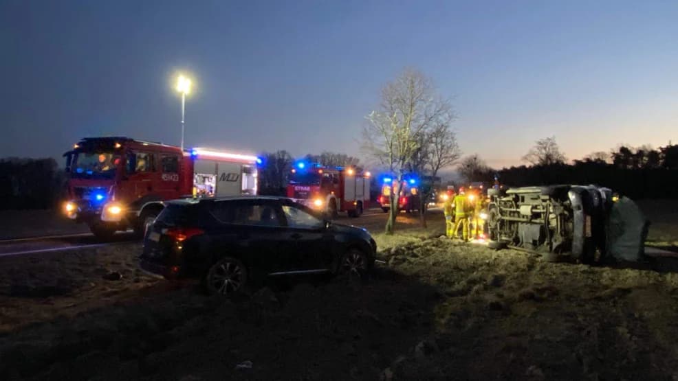 Zderzenie dwóch pojazdów na DK12 w Łobzie. Podróżowało nimi 6 osób [ZDJĘCIA]