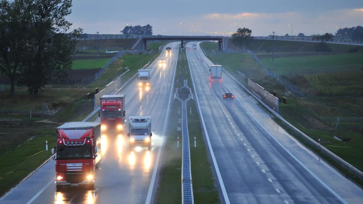 Pijany kierowca na obwodnicy Jarocina uderzył w barierę ochronną