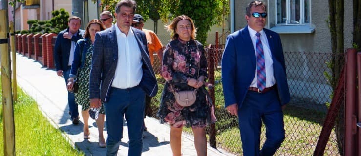 Burmistrz z posłem wybrali się na spacer [ZDJĘCIA]