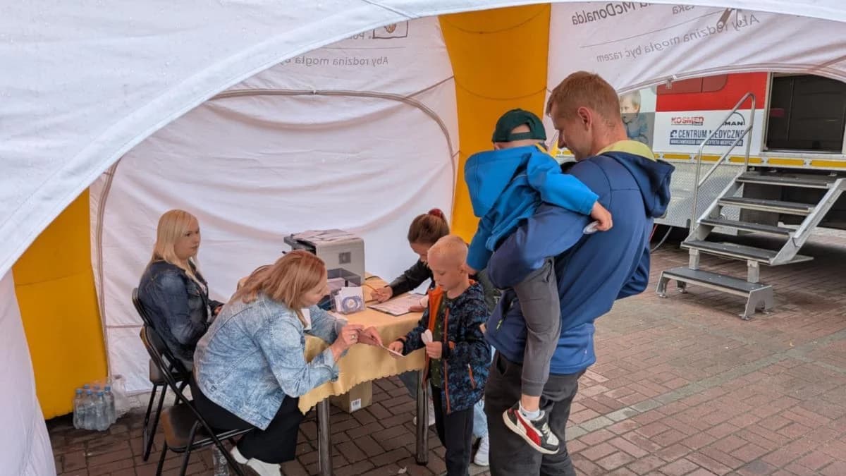 Fundacja Ronalda McDonalda bada dzieci, DKMS szuka bliźniaków genetycznych. Ważne akcje przed szpitalem w Jarocinie [ZDJĘCIA]