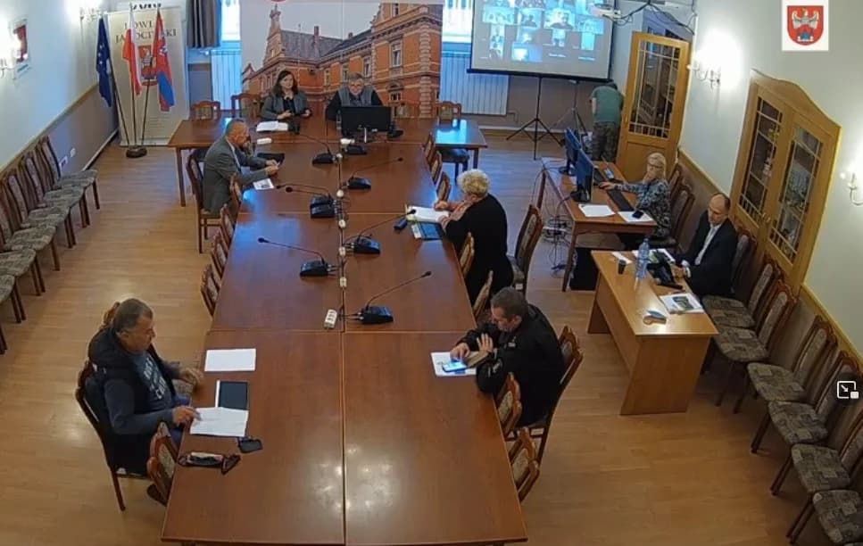 Powiatowi radni podwyższyli sobie diety. Przewodniczący dostał prawie 4 tys. zł