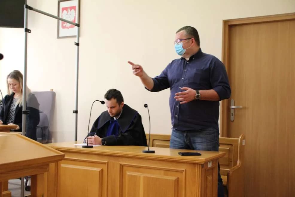 Przed sądem rejonowym ruszył proces sekretarza gminy Jarocin [ZDJĘCIA]