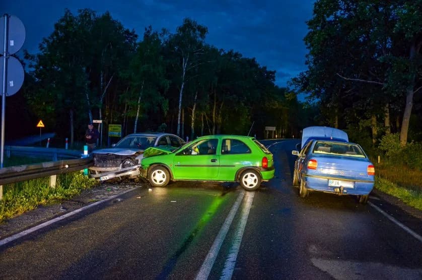 Czołowe zderzenie opla i volkswagena na DK 12 w Jarocinie [ZDJĘCIA]