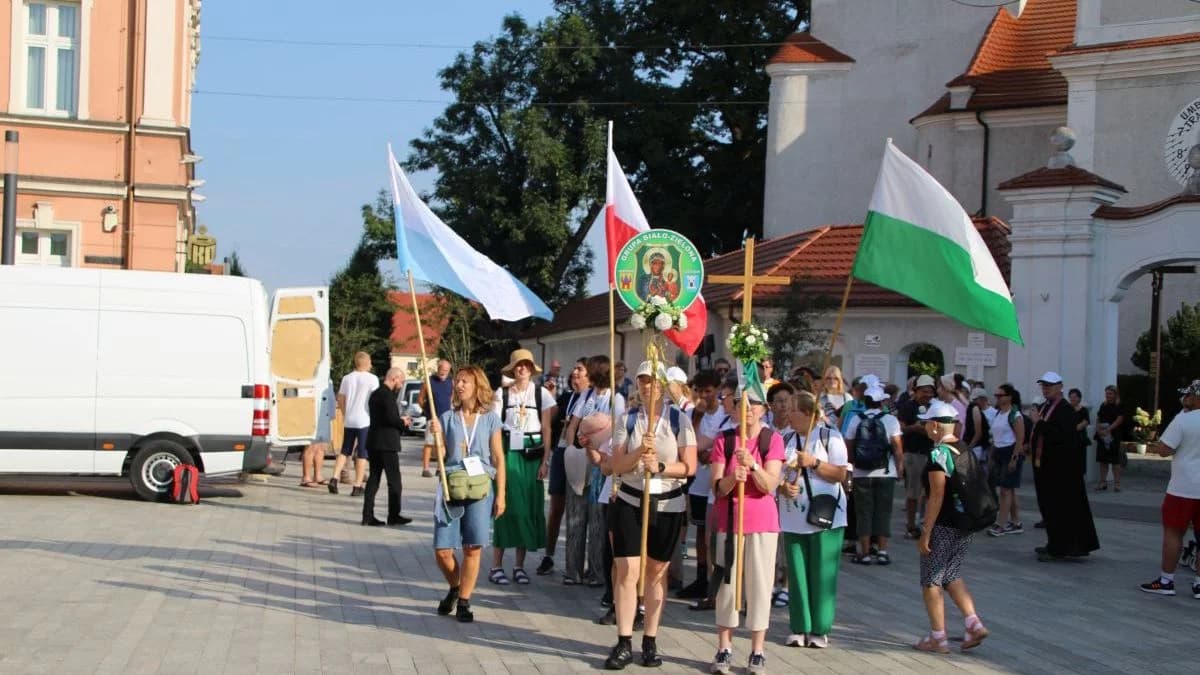 Pielgrzymi z Jarocina ruszyli na Jasną Górę [ZDJĘCIA, WIDEO]