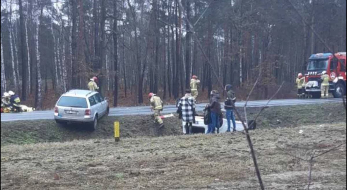 Zderzenie volkswagena z fiatem na DK 12. Trzy osoby ranne  [AKTUALIZACJA]