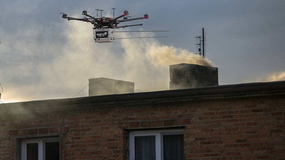 Rozpoczyna się sezon grzewczy. Patrol antysmogowy z dronem wyruszył na teren gminy Jarocin
