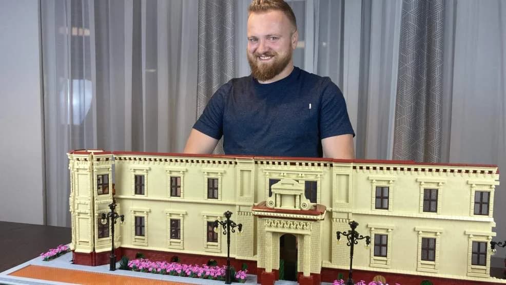 Buduje Dom Dziecka w Górze z klocków lego