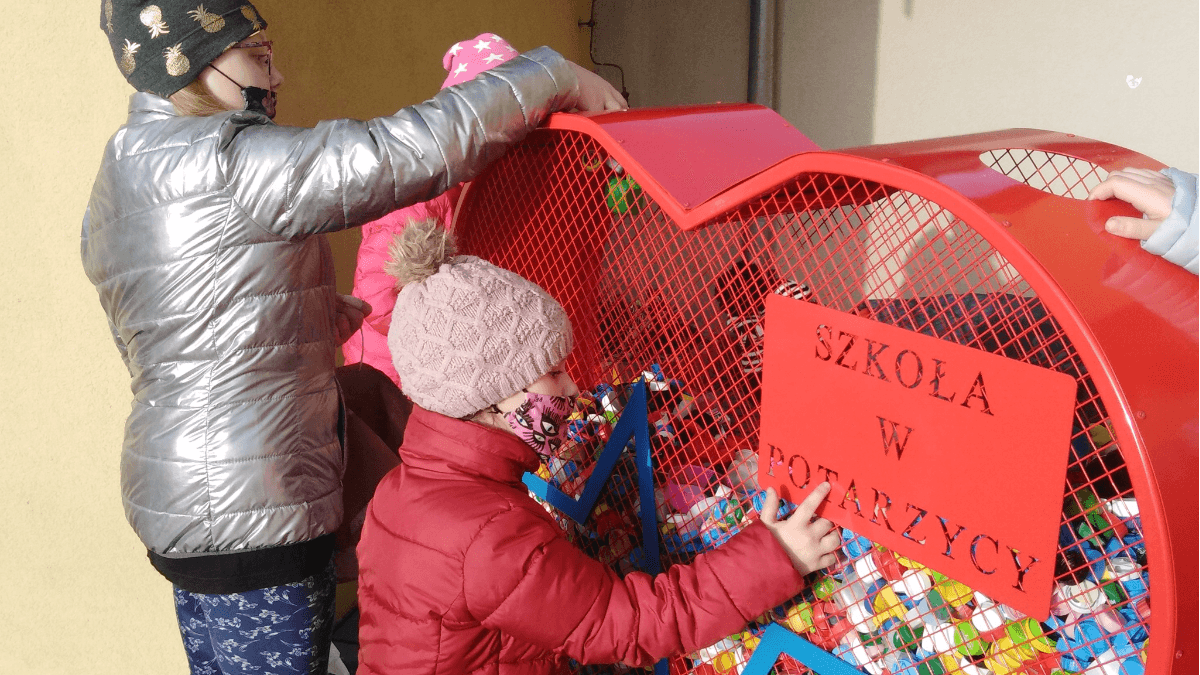 Pojemniki na nakrętki wyrastają jak grzyby po deszczu. Zobacz, gdzie można wrzucić plastikowe zakrętki