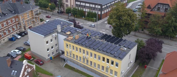 Panele fotowoltaiczne na dachu dawnego domu partii