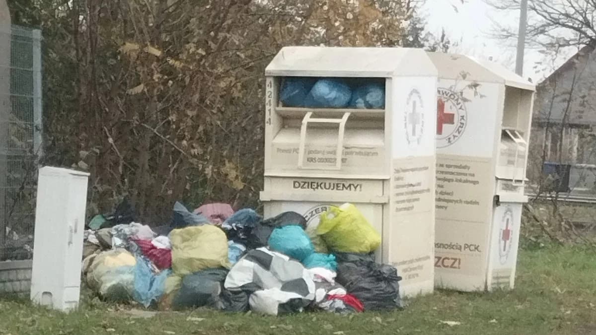 Kontenery PCK są przepełnione. Brakuje kierowców, a lumpeksy podrzucają rzeczy