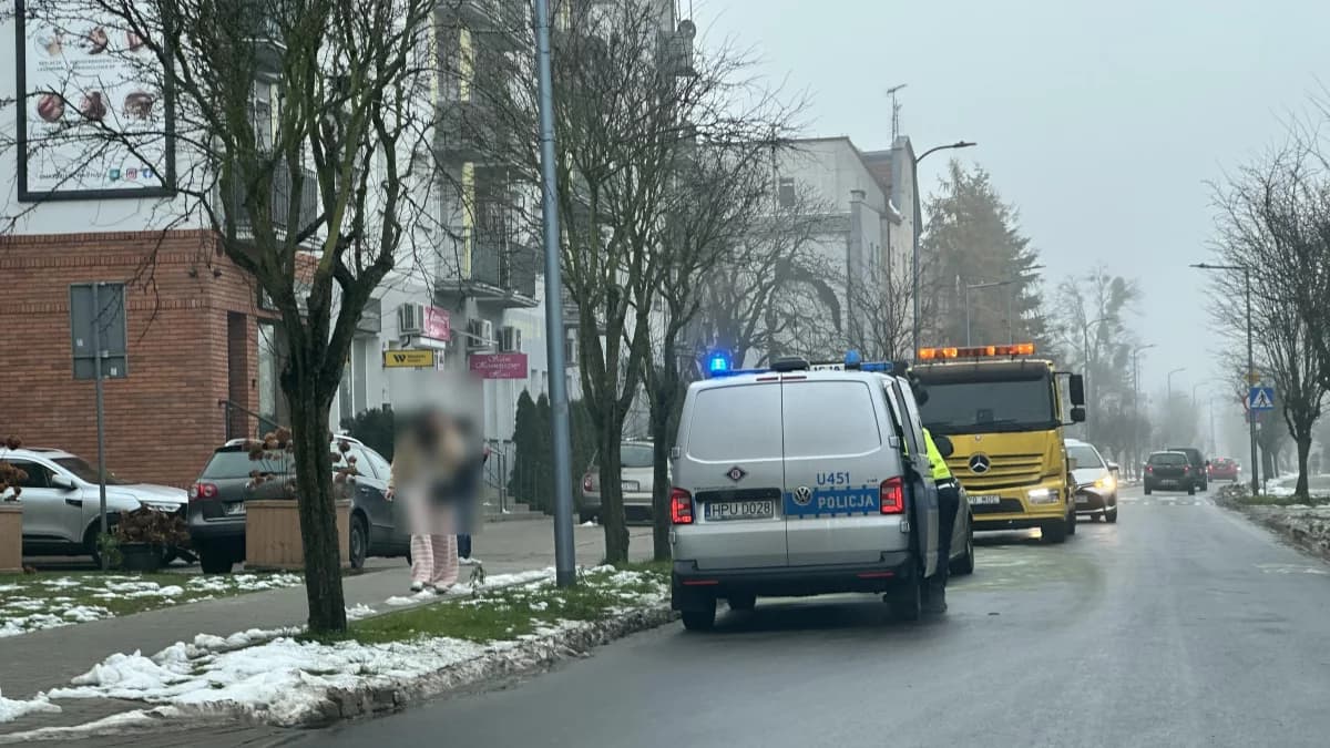 Wyjazd z osiedla to "rosyjska ruletka". Zderzenie mercedesa z renaultem