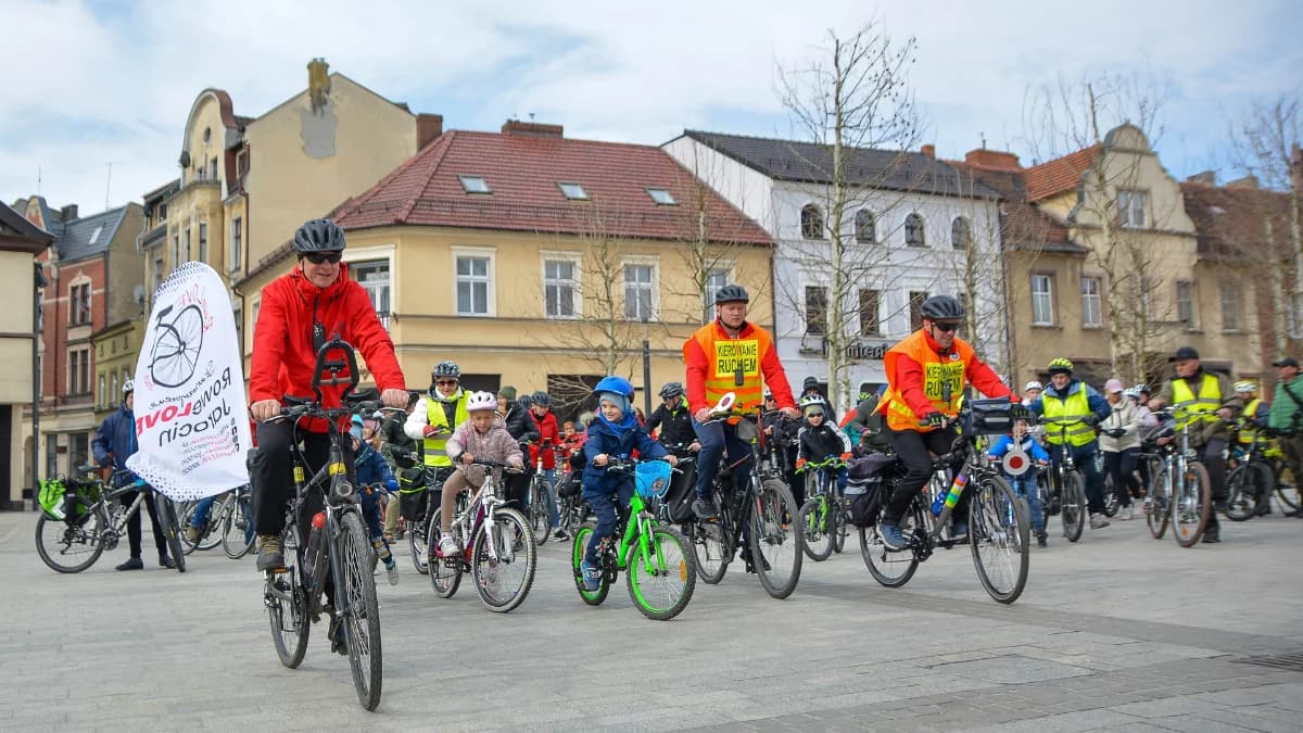Rajd Dębowy otworzył sezon w Jarocinie. Posadzili 200 drzew i wzięli udział w wyjątkowej uroczystości [ZOBACZ ZDJĘCIA]