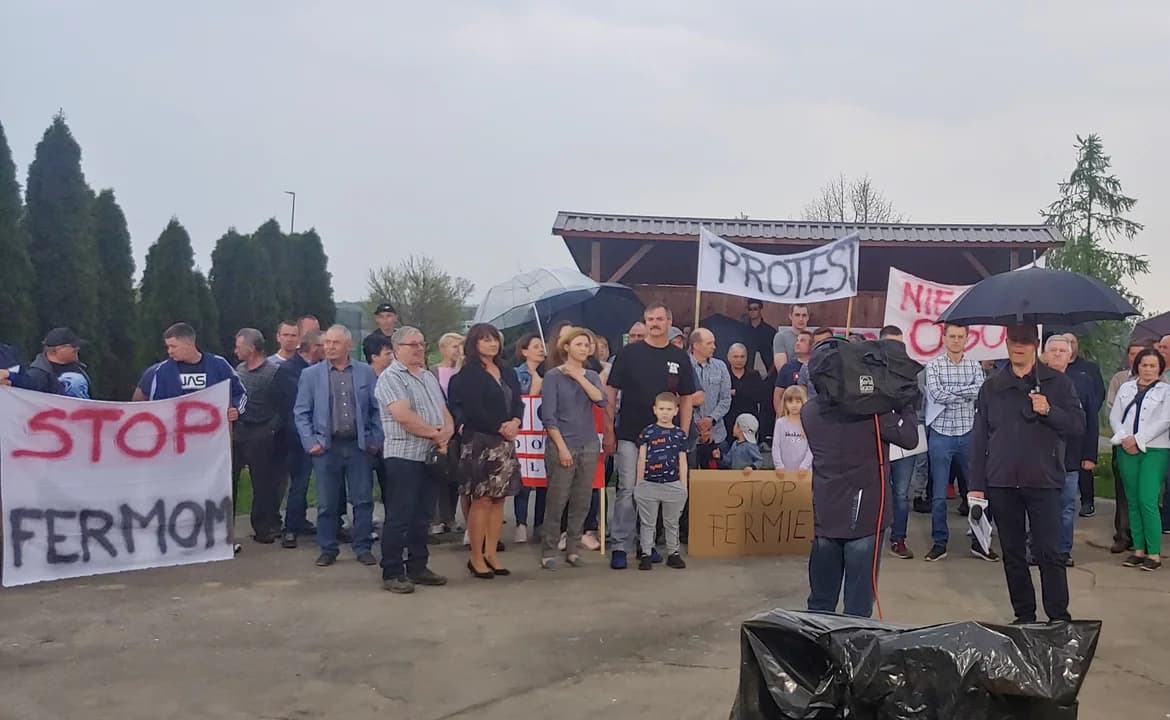 Mieszkańcy protestują przeciwko przemysłowej hodowli bydła. Sprawą zainteresowała się telewizja [ZDJĘCIA]