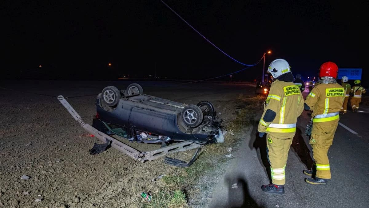 W wigilijną noc auto uderzyło w słup i dachowało. Policja szuka kierowcy [ZDJĘCIA]