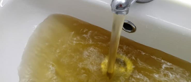 Brunatna woda w kranach. Skąd się bierze? [WIDEO]