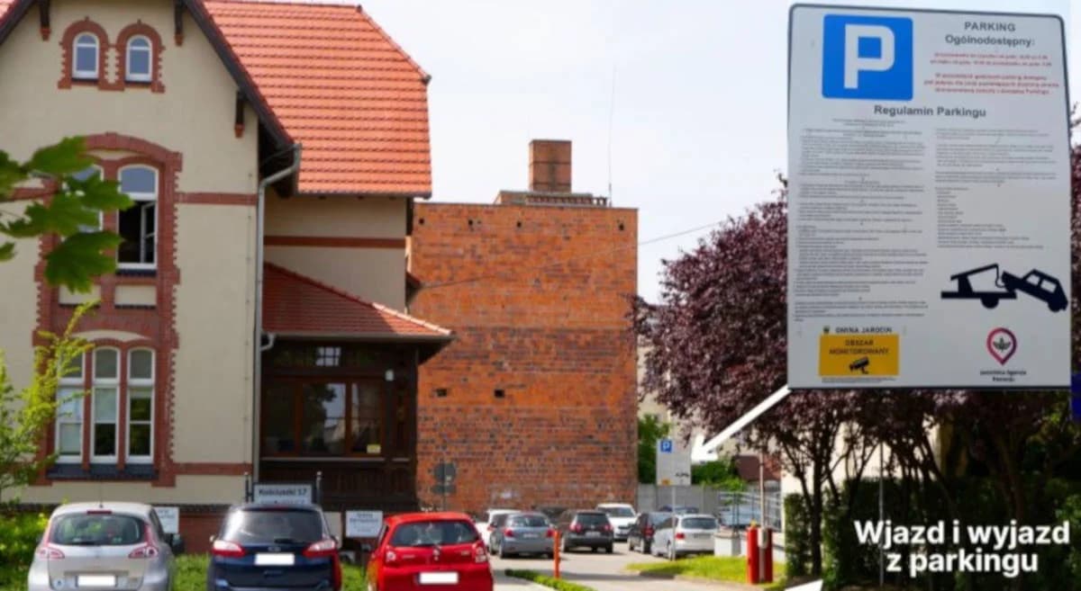 Parking przy Urzędzie Miejskim w Jarocinie otwarty dla mieszkańców, ale nie zawsze [SONDA]