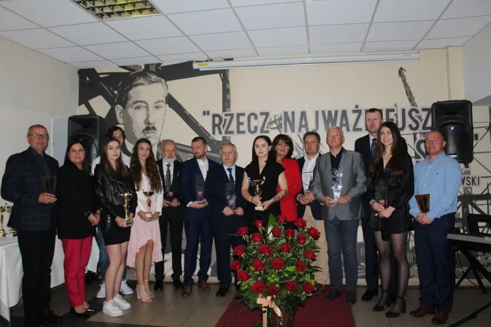 Gala Powiatu Jarocińskiego w Zespole Szkół Ponadpodstawowych nr 2 w Jarocinie. Zobacz, kto został nagrodzony