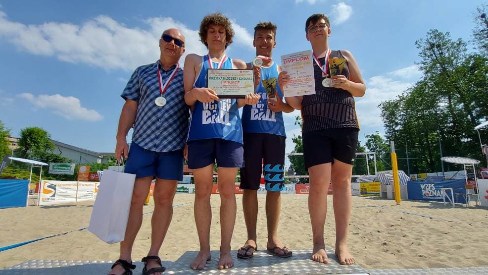 Medale na piasku. Jarociniacy wywalczyli złoto i srebro w siatkówce plażowej