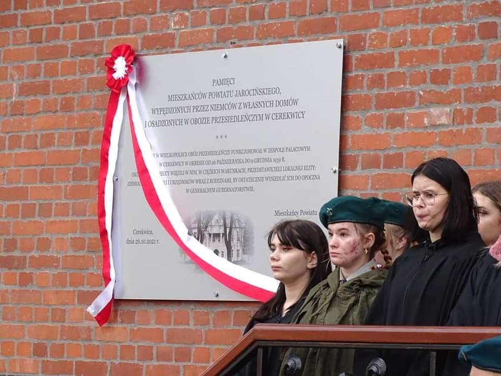 Uroczyście odsłonili tablicę upamiętniającą osadzonych w obozie przesiedleńczym w Cerekwicy [ZDJĘCIA]