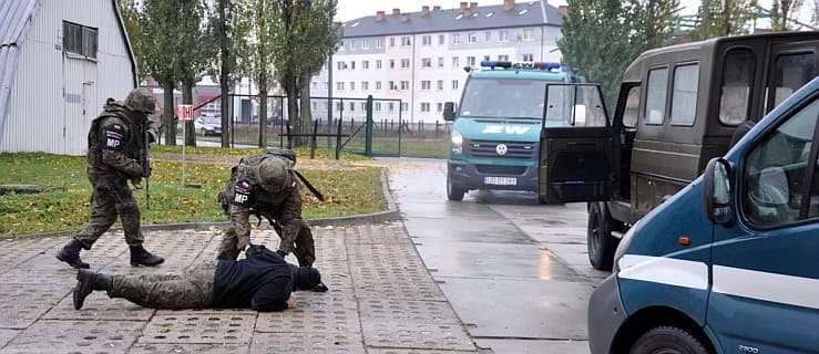 Policja i żandarmeria na sygnałach pod jednostką. "Było słychać strzały"