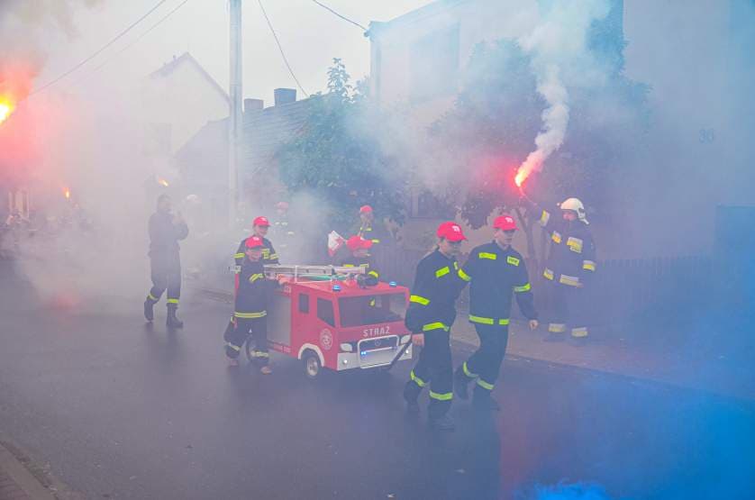 Racami przywitano miniaturowego strażackiego mercedesa [ZDJĘCIA]