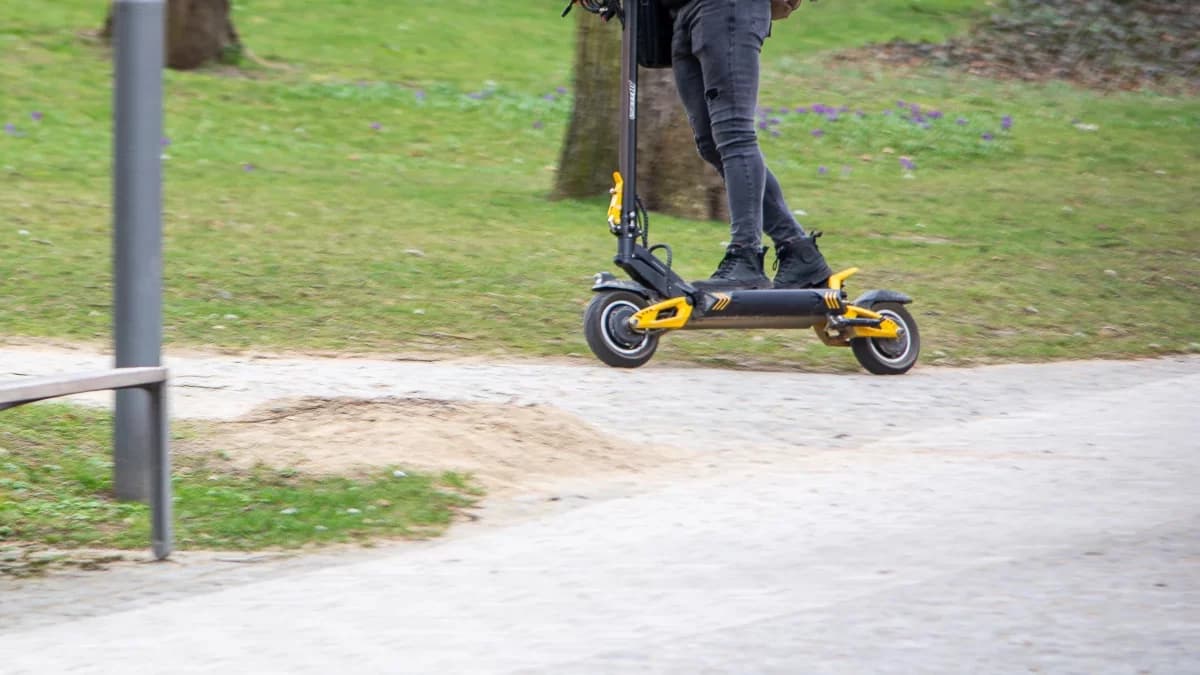 Niebezpiecznie z hulajnogami w parkach. Czy powinien być zakaz?