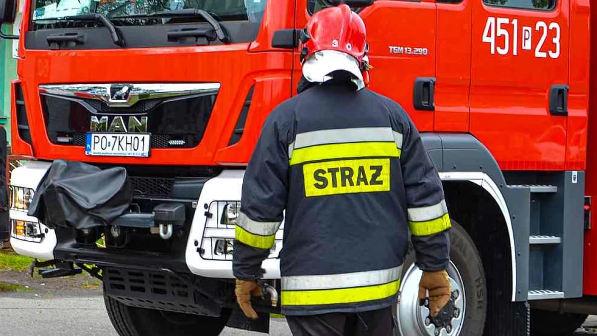 Dziecko utknęło w windzie na jarocińskim osiedlu. Na ratunek ruszyli strażacy