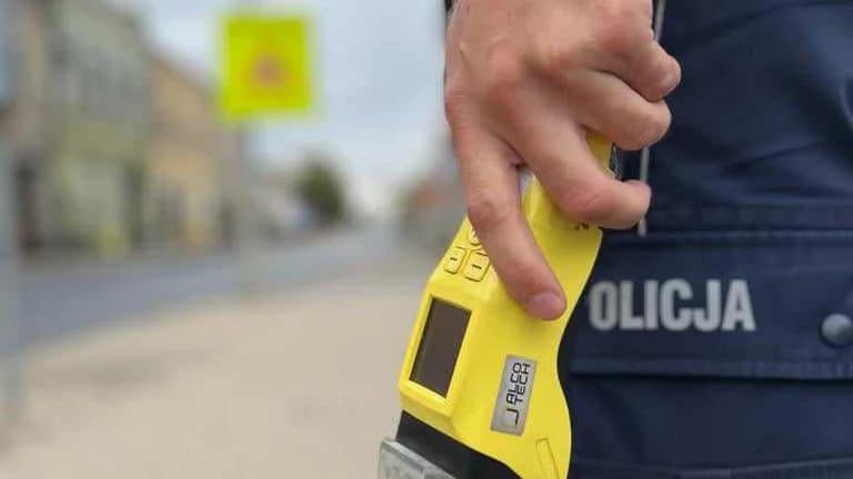 Jechał pijany, z zakazem prowadzenia aut. Co policjanci znaleźli przy kierowcy?