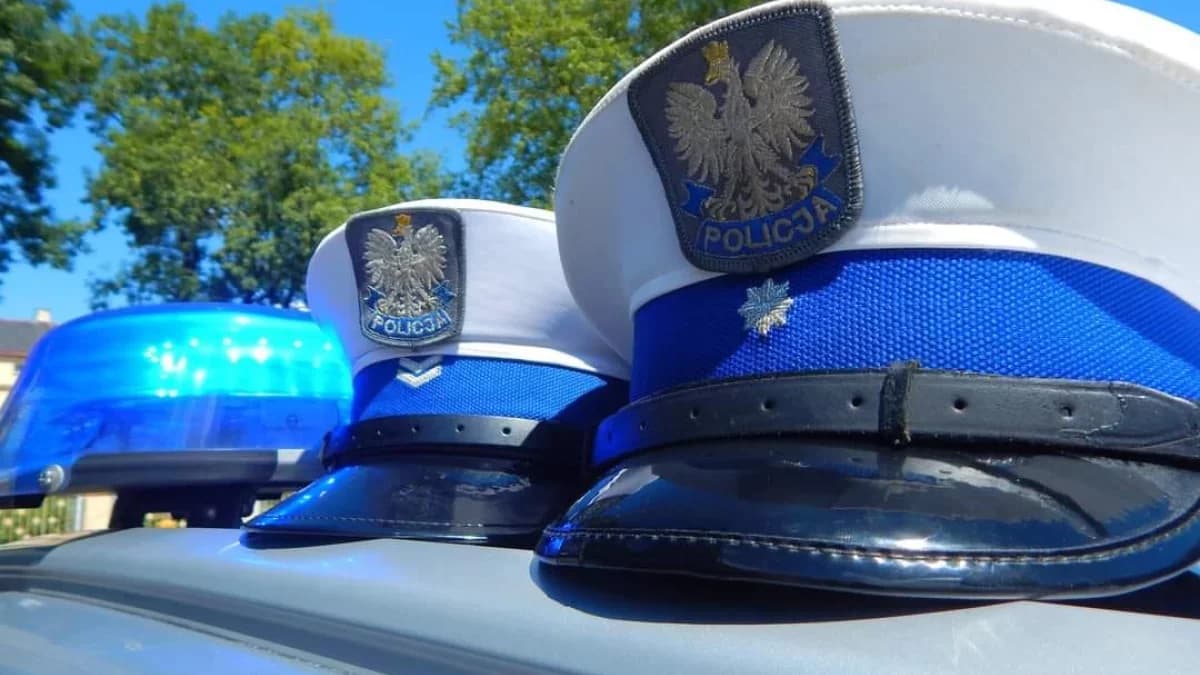 Był tak pijany, że zasnął za kierownicą. Na siedzeniu pasażera leżały butelki po alkoholu