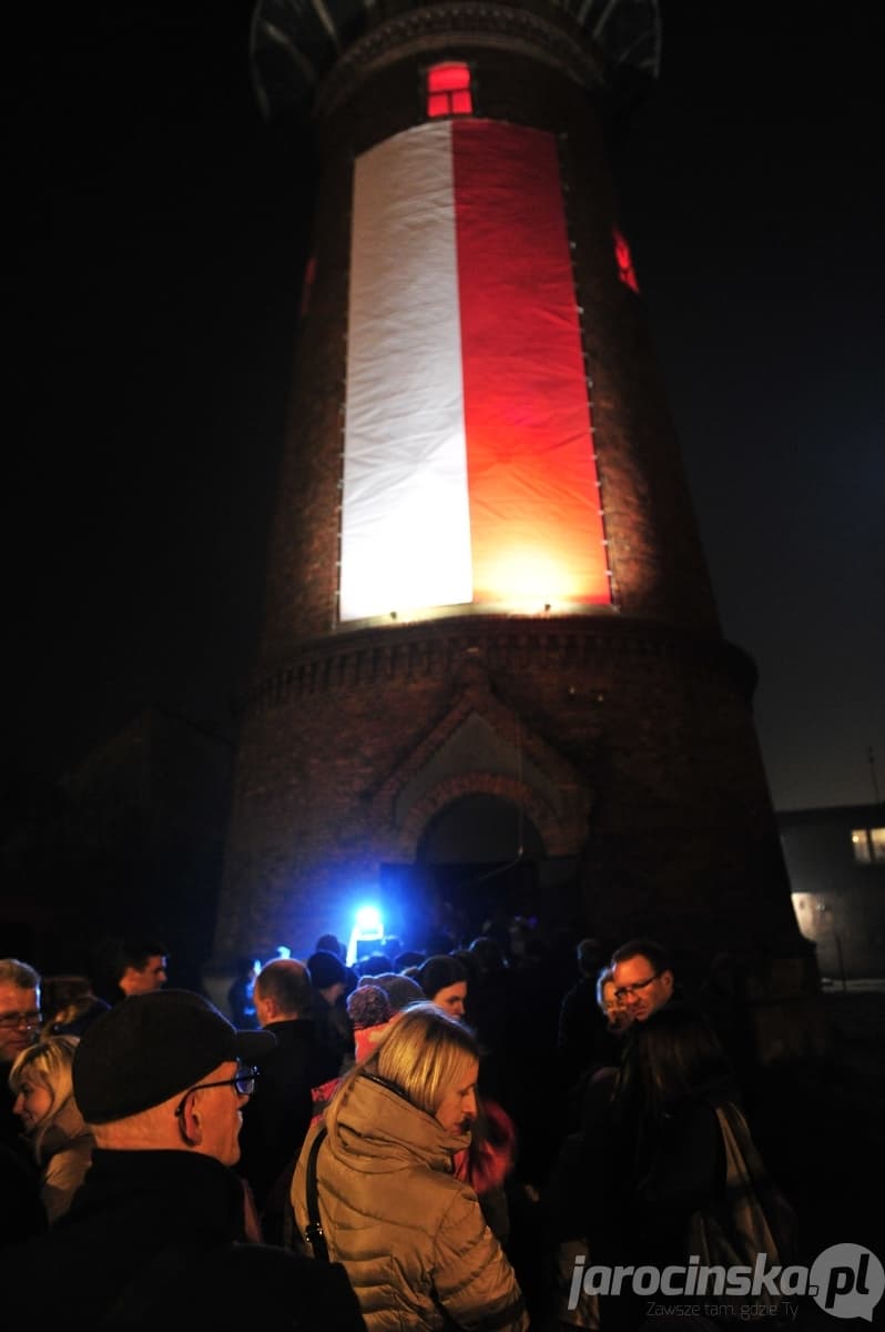 Jarocin. Wieża ciśnień w barwach narodowych